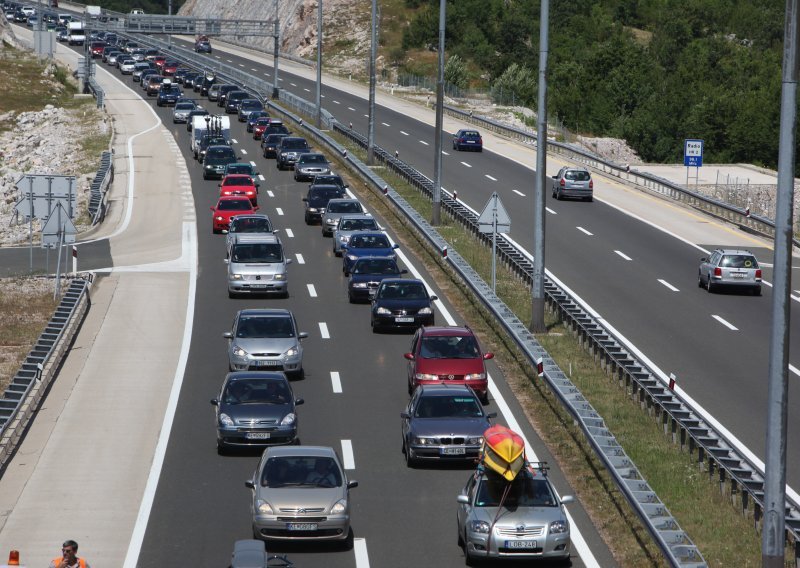 U tunelu Brezik nakon prometne nesreće nastala kolona od četiri kilometra