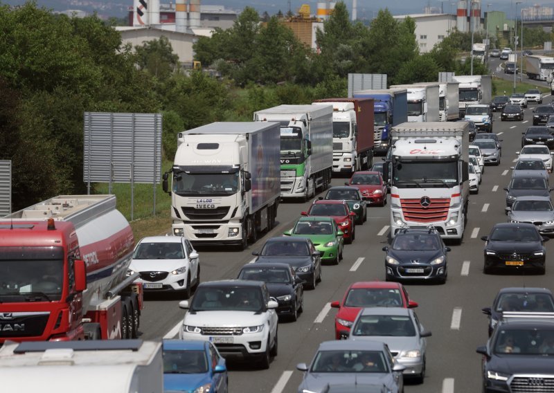 Kolona nakon nesreće na A1 u smjeru Zagreba: HAK objavio točke gustog prometa