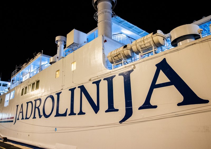 Brod Sveti Duje vrijedan 7,7 milijuna eura čami u luci: Jadrolinija znala da stiže roba s greškom?