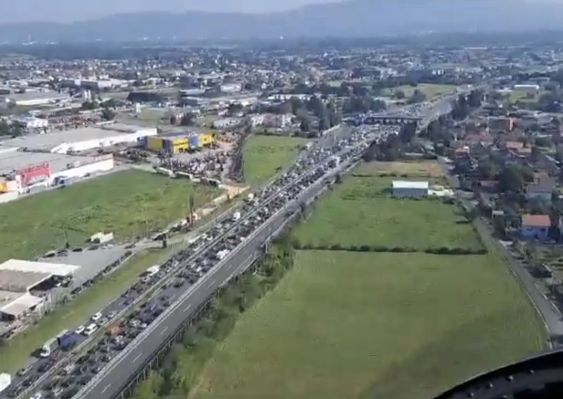 Policija objavila snimku kolone na Lučkom iz zraka: Kolona kod Trakošćana proteže se do Slovenije
