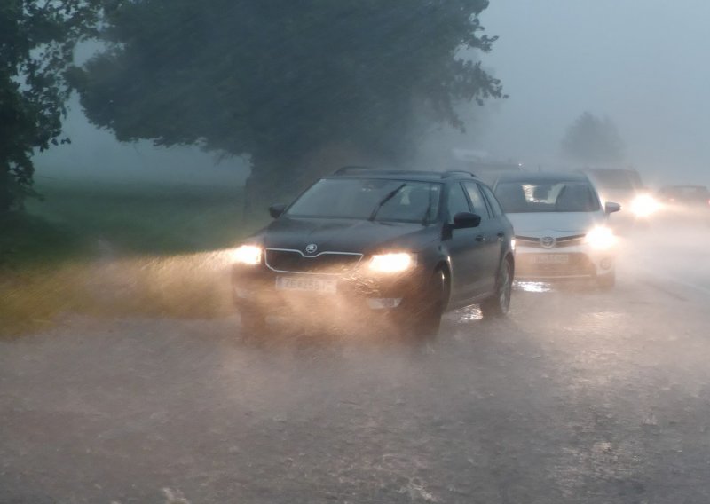 Snažne oluje pogodile središnju Europu: Poplave, prometni kolaps, ima ozlijeđenih