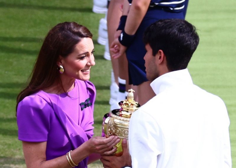 Povijest se ponavlja: Kate Middleton uručila pehar pobjedniku Wimbledona