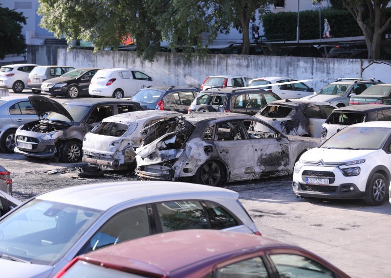 Palež po Splitu: Policija istražuje požar više vozila; U Konjskom buknula 2 požara