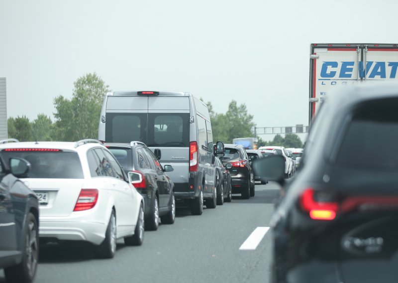 Prometni kaos u Sesvetama: Blokirane prometnice, stvorile se kilometarske kolone