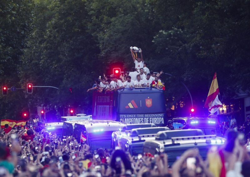 Deseci tisuća navijača dočekali nogometaše Španjolske u Madridu