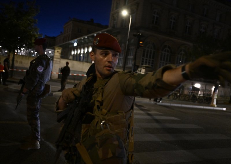 Izboden vojnik u centru Pariza, napadač uhićen