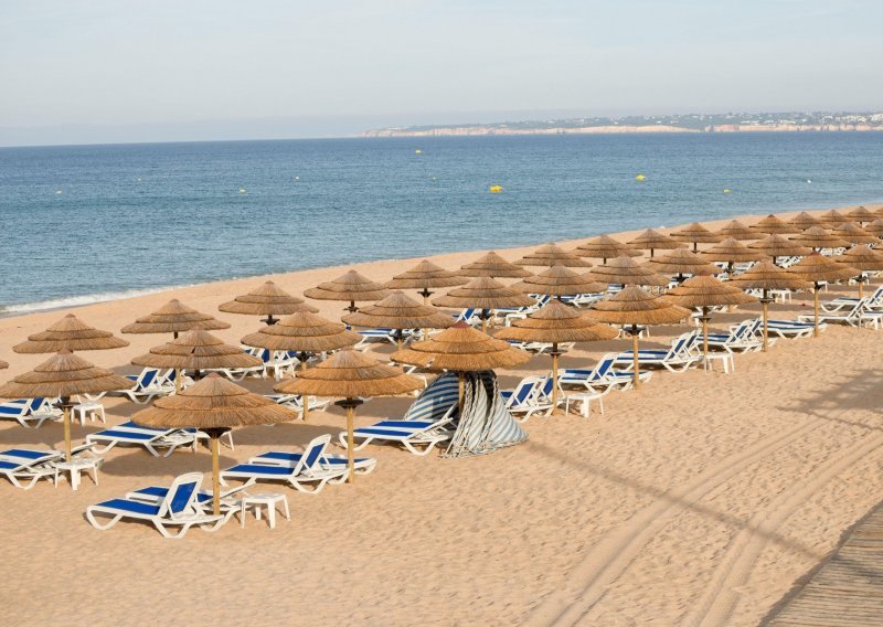 Sve nas 'žulja' gomila ležaljki na plaži: Evo kako su Grci doskočili tom problemu