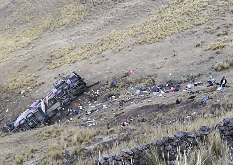 Autobus se u Peruu strmoglavio niz strminu, najmanje 25 putnika poginulo