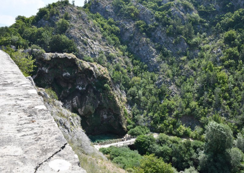 Zbog ekstremne vrućine presušio slap Krčić: Radi se o 22 metara visokom vodopadu