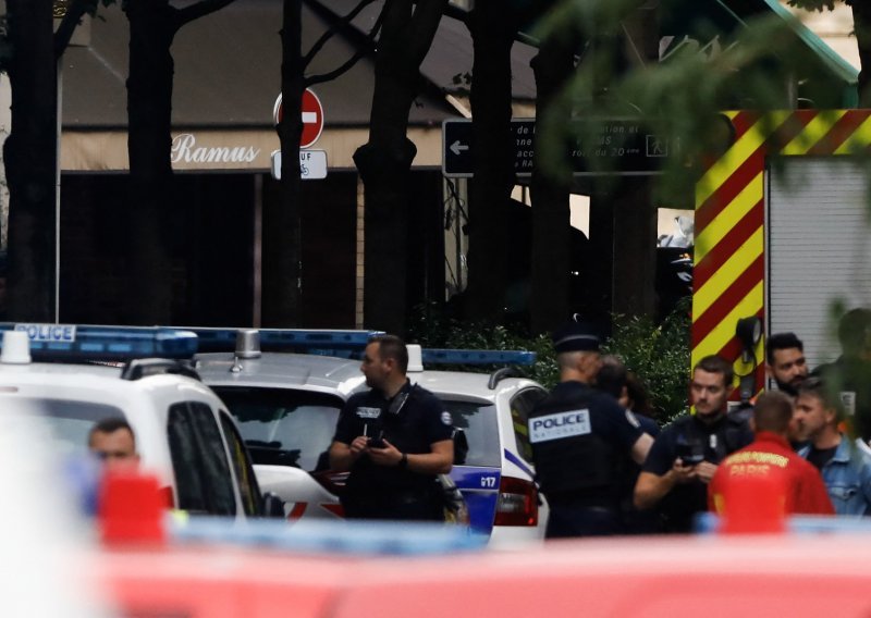Pariz: Autom udario u terasu kafića, jedan mrtav, dvoje teško ozlijeđeno