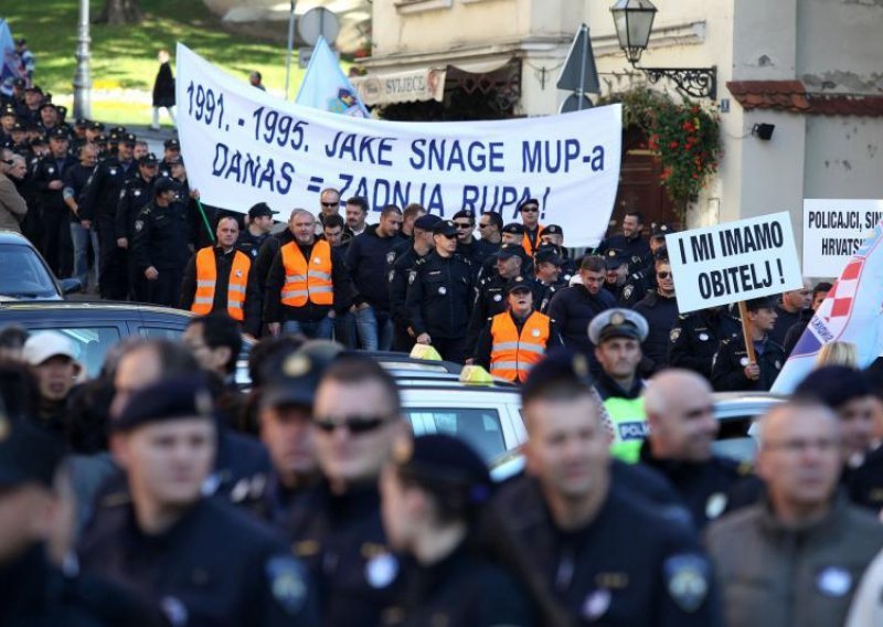 'Odrekli smo se božićnice i regresa, a sad žele i naše gaće'