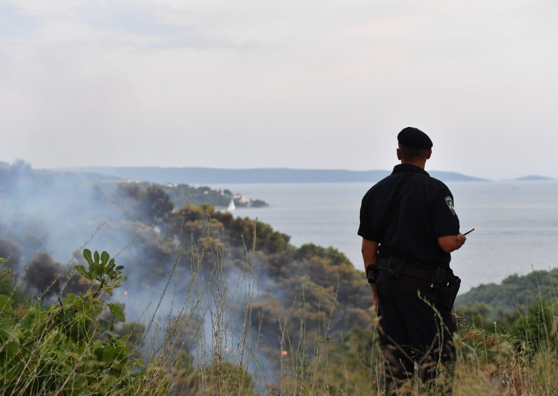 Veliki požar kod Trogira je podmetnut!? Policija uhitila muškarca