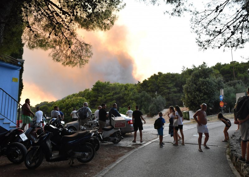 Požar kod Trogira pod kontrolom, spašeno naselje, vatrogasce čeka duga noć