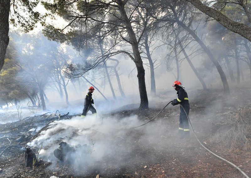 Ugašen požar kod Trogira koji je planuo u četvrtak