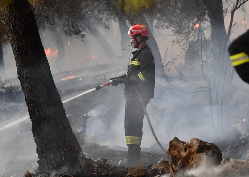 Požar kod Trogira pod kontrolom ali još nije ugašen