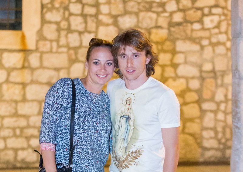 Luka Modrić u romantičnom ambijentu proslavio rođendan supruge Vanje