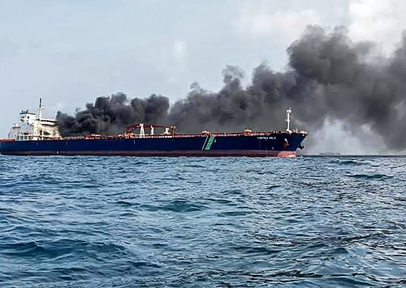 Naftni tankeri se zapalili nakon sudara, strahuje se od ekološke katastrofe