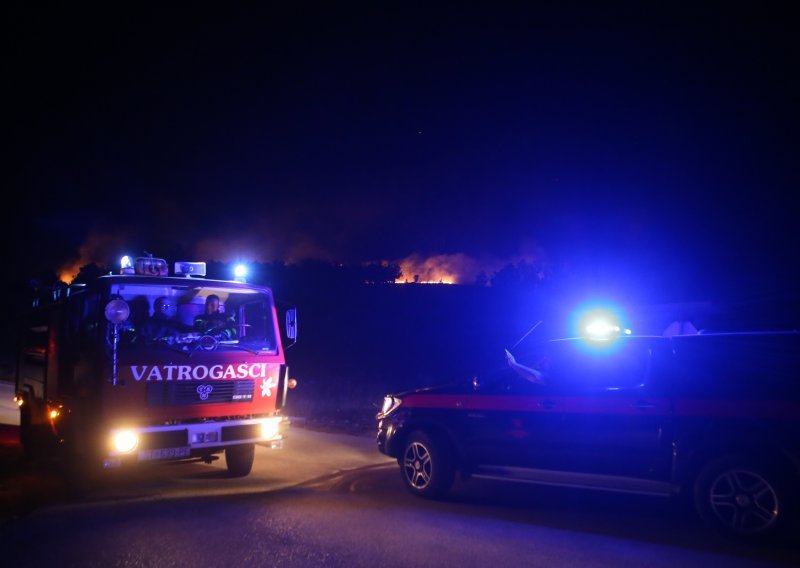 Na požarištu kod Trogira drugu noć dežuraju vatrogasci