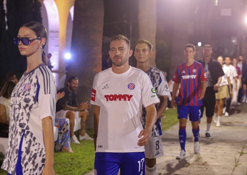 Igrači Hajduka prošetali modnom pistom, Marko Livaja sve je pratio iz prvog reda