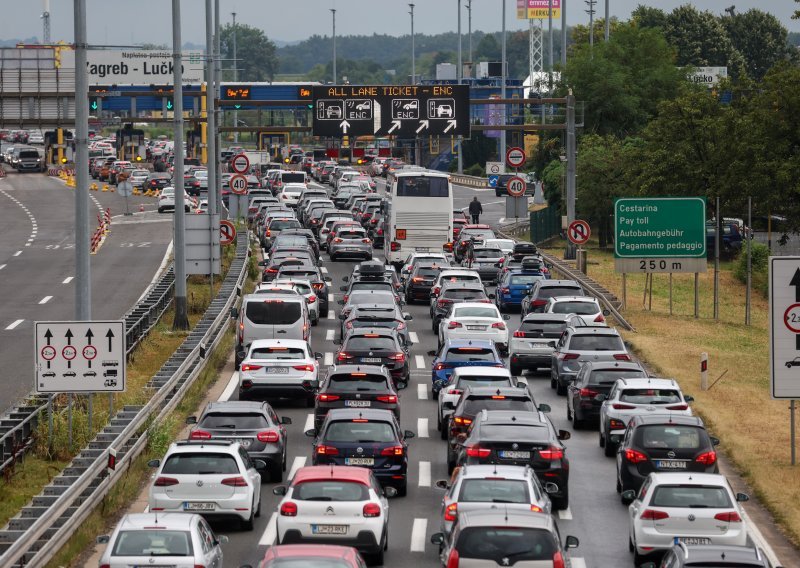 Kolona na autocesti prema moru duga oko 19 kilometara