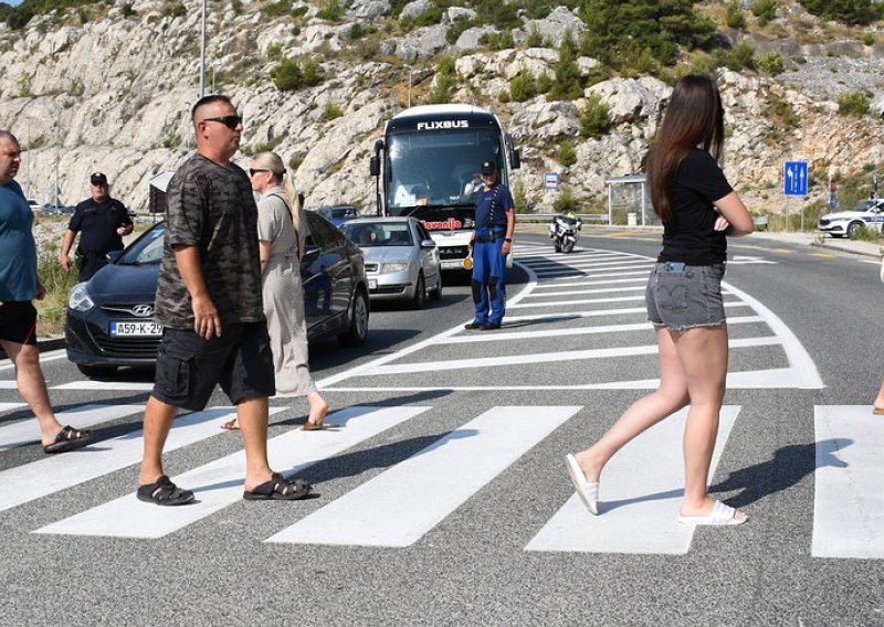 Mještani Gradca prosvjedovali jer bi Albanka koja je usmrtila brata i sestru mogla na slobodu