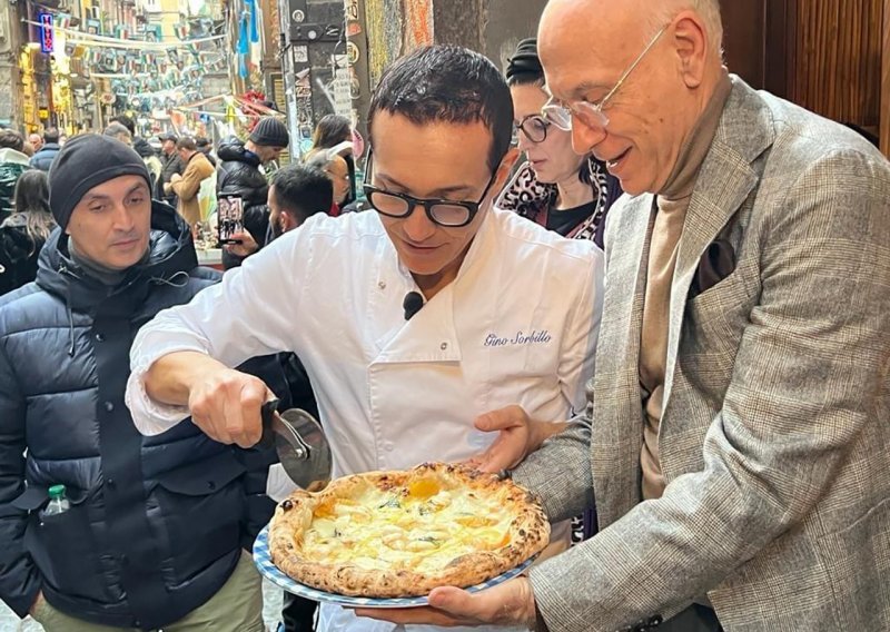 Italija je na nogama: Jedan napuljski pizzaiolo stavio je ananas na pizzu margheritu