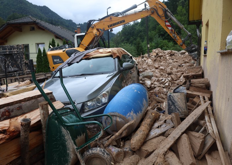 Odron zemlje i kamenja u Sloveniji zatrpao kuće