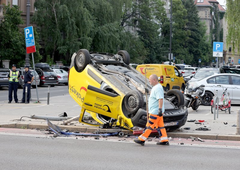 Težak sudar u centru Zagreba: Kod HNK-a kombi Hrvatske pošte završio na krovu