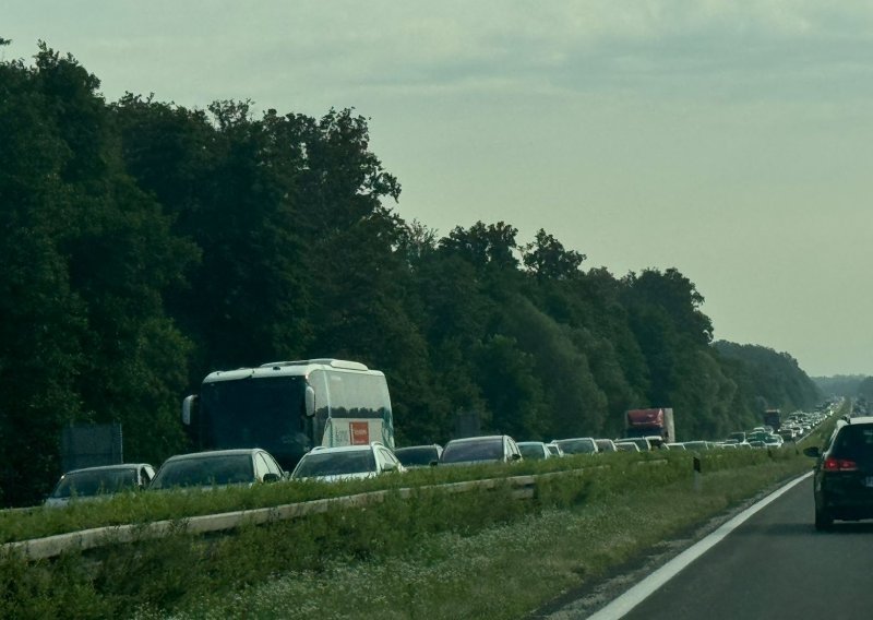 Velike gužve prema moru, nesreća na autocesti A1, vozi se u koloni