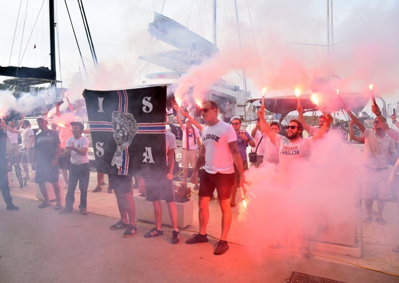 Pogledajte kako su dočekani predsjednik UEFA-e i čelnici Hajduka na Visu