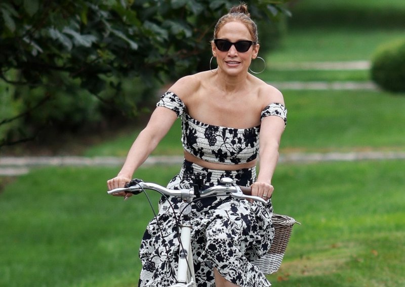 Rođendansko izdanje Jennifer Lopez: Cvjetni look i skupocjene sandale savršen su spoj