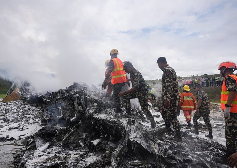 Avion skliznuo s piste, pa se zapalio: Poginulo 18 ljudi, pilot jedini preživio