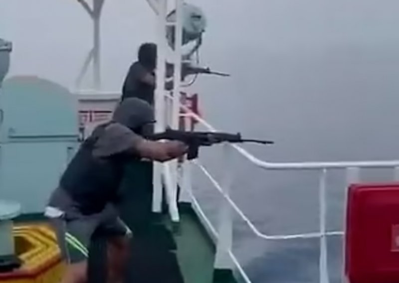 Dramatična snimka: Opasan dron kamikaza približava se brodu, posada puca...
