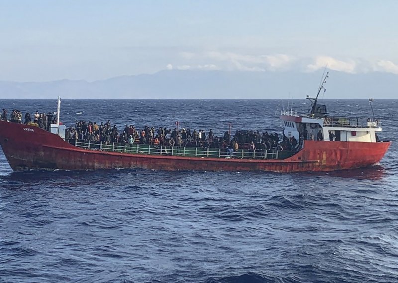 Prevrnuo se brod s migrantima: 15 mrtvih i više od 150 nestalih