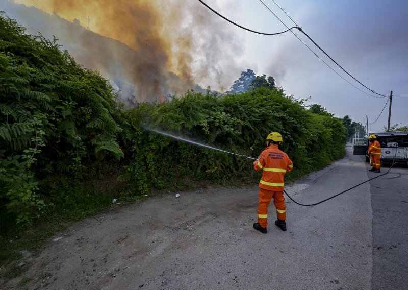 Zbog šumskog požara u Italiji evakuirano cijelo ljetovalište s tisuću turista