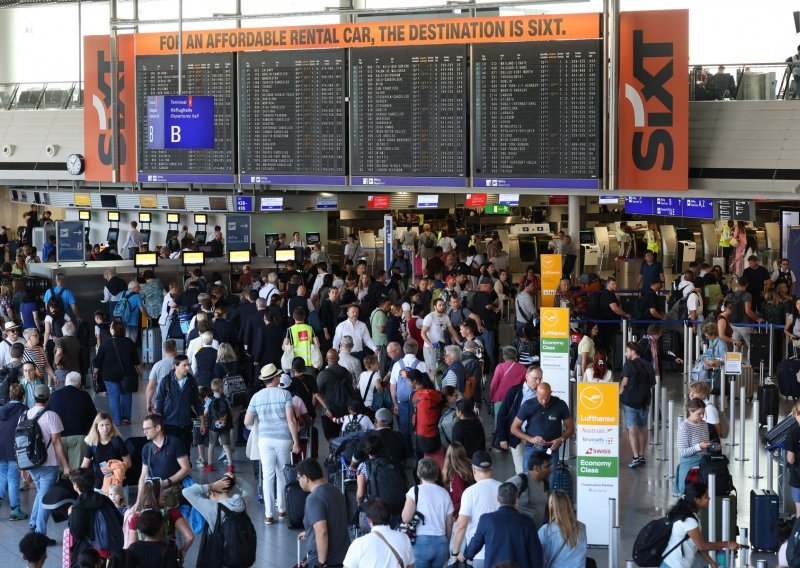 Klimatski aktivisti prosvjedovali na Fraportu; otkazano 140 letova u Frankfurtu