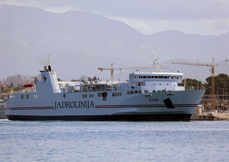 Drama na 'Oliveru': Pregrijao se motor, brod s više stotina putnika ipak krenuo prema Korčuli