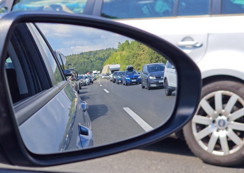 Ogromne kolone i višesatna čekanja na graničnim prijelazima