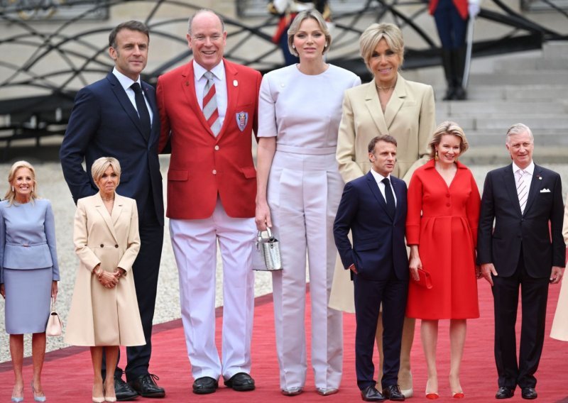 Bračni par Macron ispred Elizejske palače dočekuje uglednike iz cijeloga svijeta