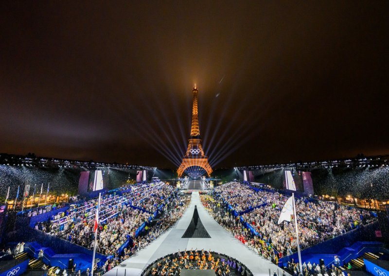 Završila je spektakularna ceremonija! Olimpijski plamen je obasjao Pariz