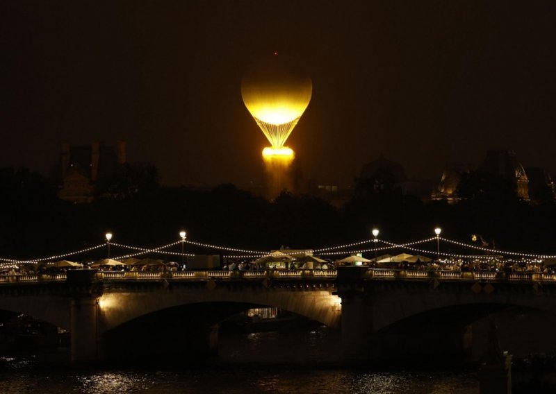 Pokisli defile Seinom postao spektakl svjetla: Pariz na vatrenom balonu uletio u Olimpijske igre