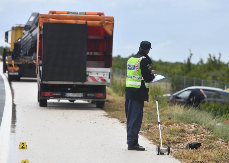 Krijumčar stranih državljana probio rampu na naplatnoj postaji, sletio s ceste