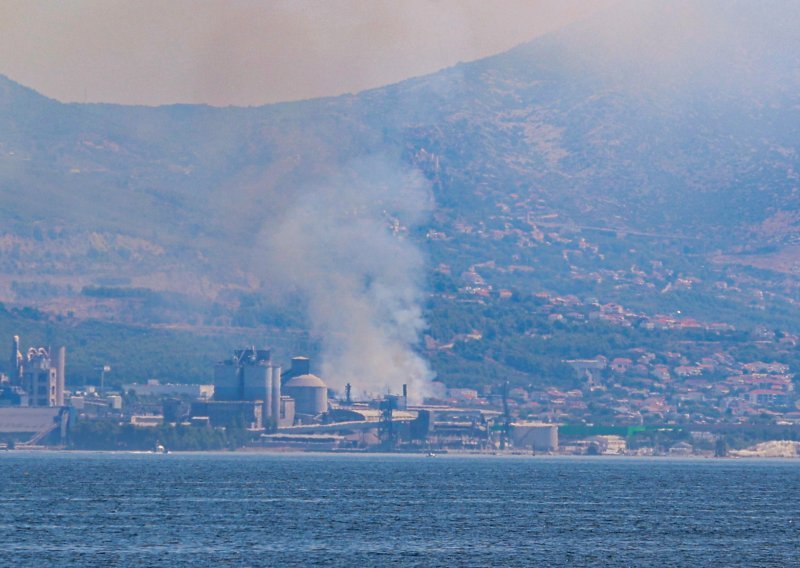 Opasan požar kod željezare u Kaštel Sućurcu stavljen pod kontrolu