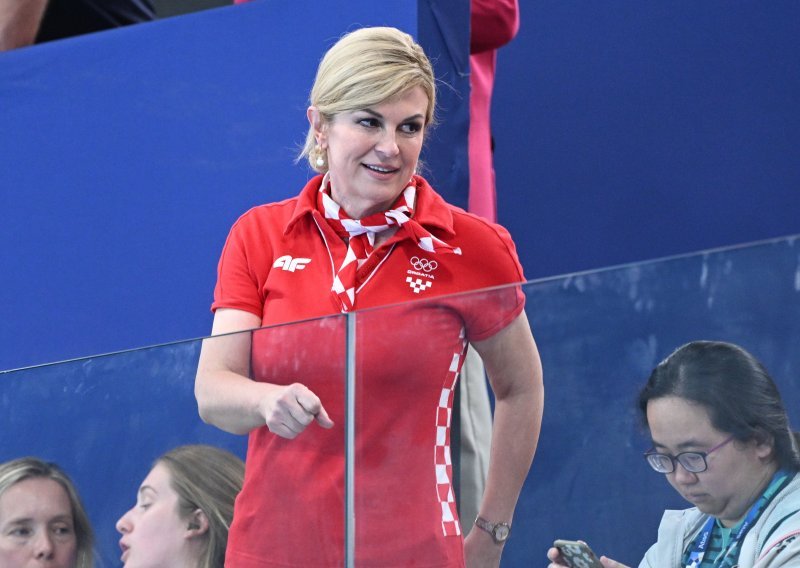 Kolinda pokazala nikad vitkiju figuru, a zbog zdravstvenih problema suknju nosi uz tenisice