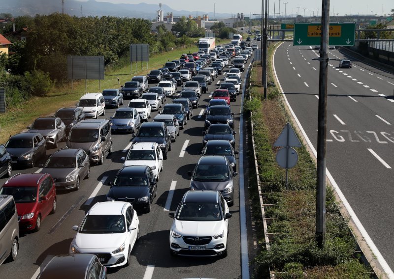 Kilometarske kolone kod Lučkog, krš i lom na A4