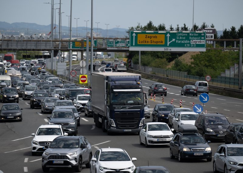 Gužve na svim cestama u Hrvatskoj, srna na A4 kod čvora Čakovec