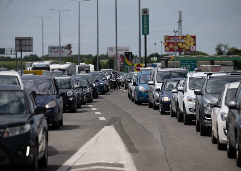 Između Zagreba i Bosiljeva vožnja u kolonama uz zastoje, kod Lučkog kolona 12 km