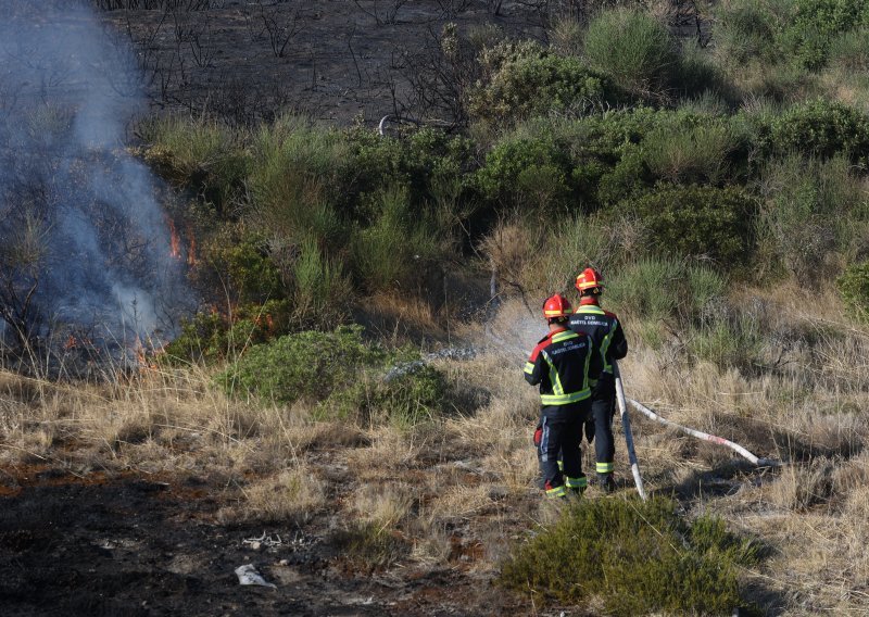 Velik požar kod Kaštela: Gasi ga 100 vatrogasaca, ozlijeđen jedan od njih