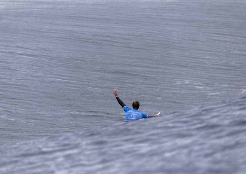 Surfer jedva izvukao živu glavu nakon pada s daske: Nije bilo puno vremena...