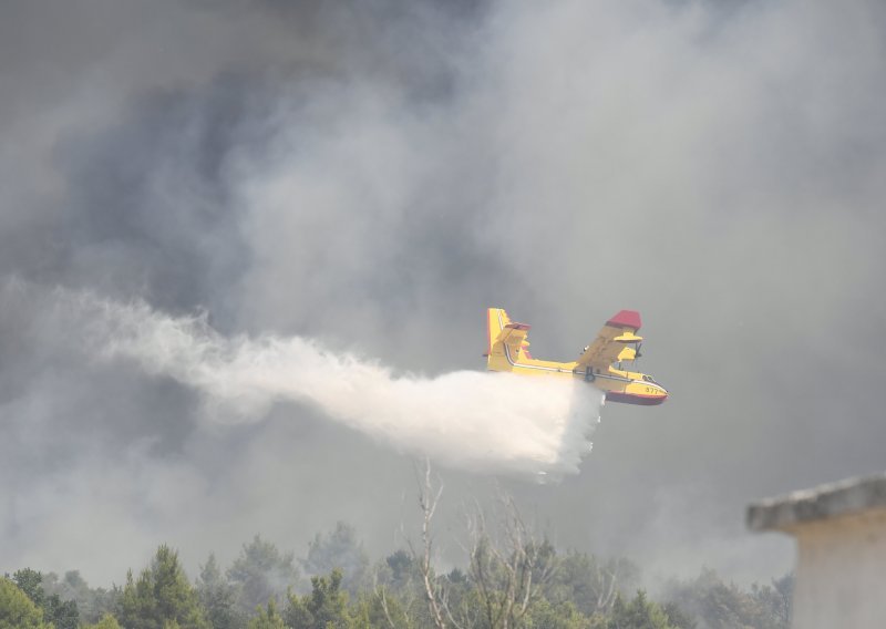 Požar kod Skradina i dalje aktivan, stiže kanader